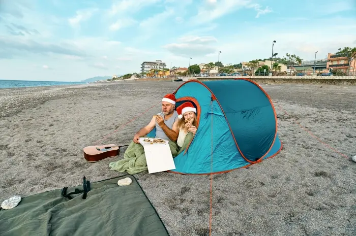 Perlengkapan Wajib untuk Camping di Pantai, 5 Barang yang Tak Boleh Terlewat