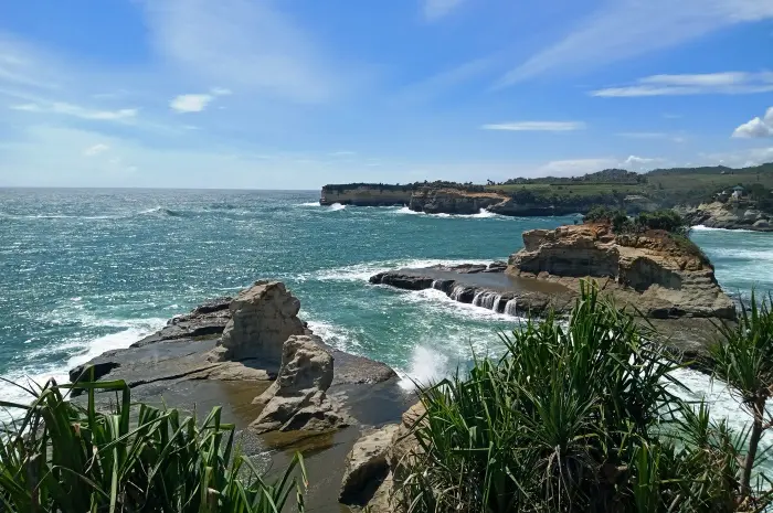 Pantai Klayar, Pesona Seruling Samudera dengan Batu Karang Mirip Sphinx di Pacitan