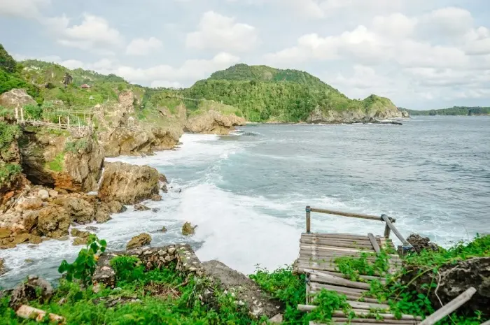 Nglambor Beach