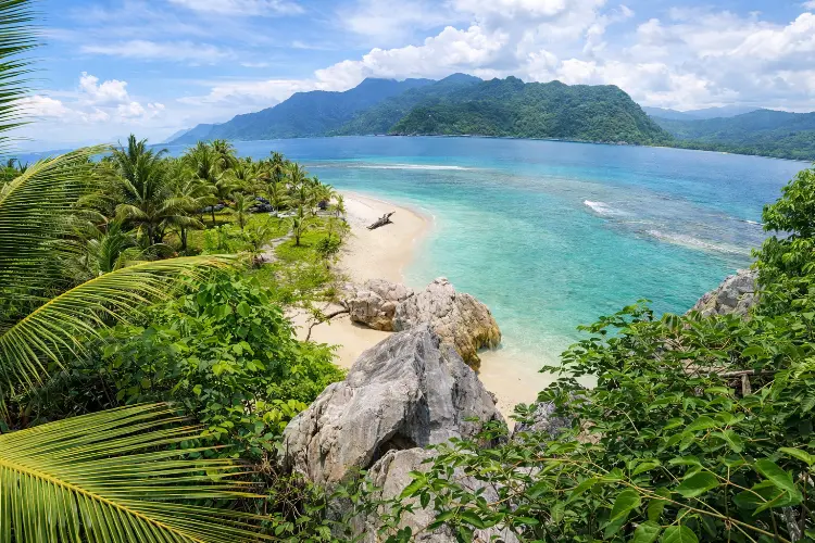 Pulau Keluang - Pantai Sunyi dengan Latar Gunung Gurute