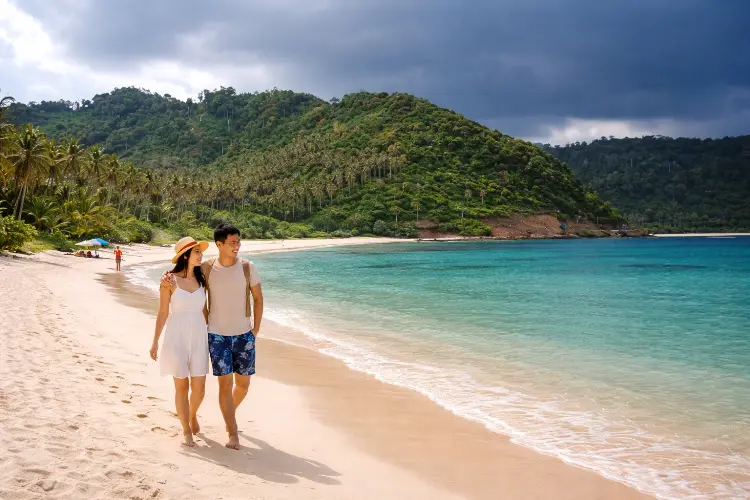 Pasir Putih Lembut dan Garis Pantai yang Panjang